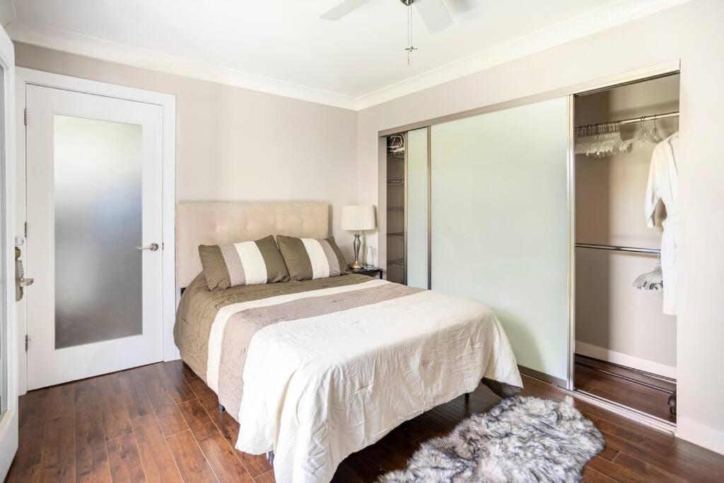 Homestay Bedroom With Private Entrance